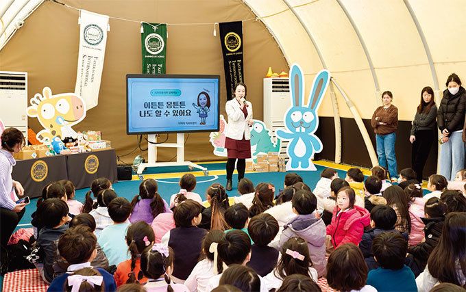 어린이 충치예방 교육 전문가인 이미애(가운데) 강사와 함께한 FIS 국제 영어부 충치예방 교육 현장 모습.