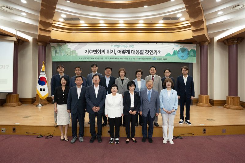 ◇ 허명 한국여성단체협의회장(사진 오른쪽에서 3번째), 임이자 국민의힘 의원 등 포럼 참석자들이 기념 촬영을 하고 있다.