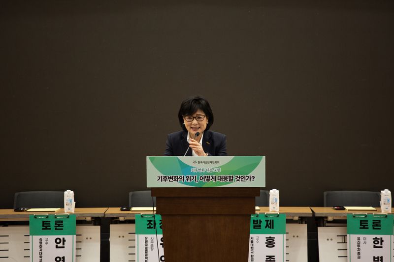 ◇ 허명 한국여성단체협의회장이 '기후변화 대응 포럼' 개회사를 하고 있다.<br />