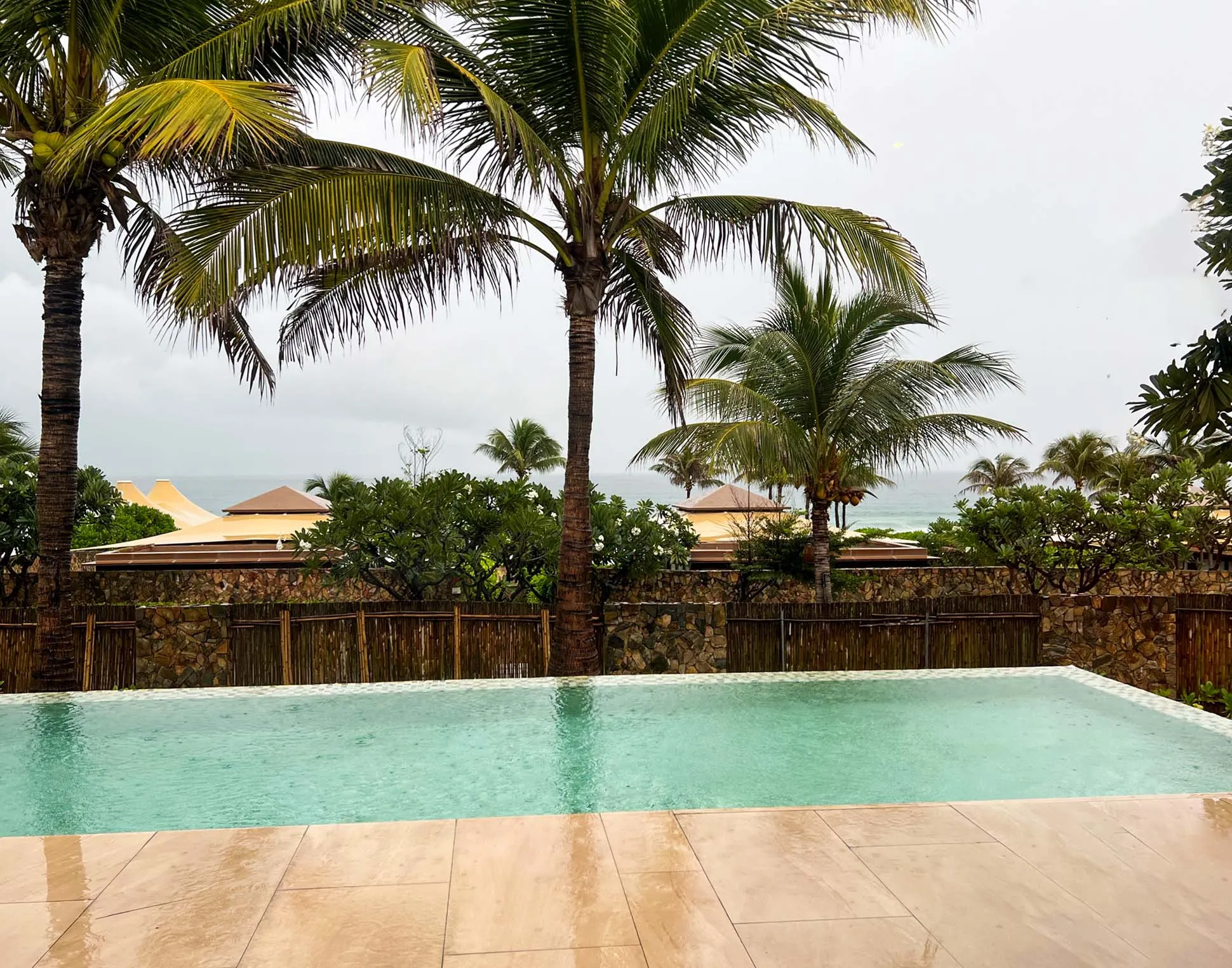 nha trang rainy beach pool 비오는 나트랑 수영장