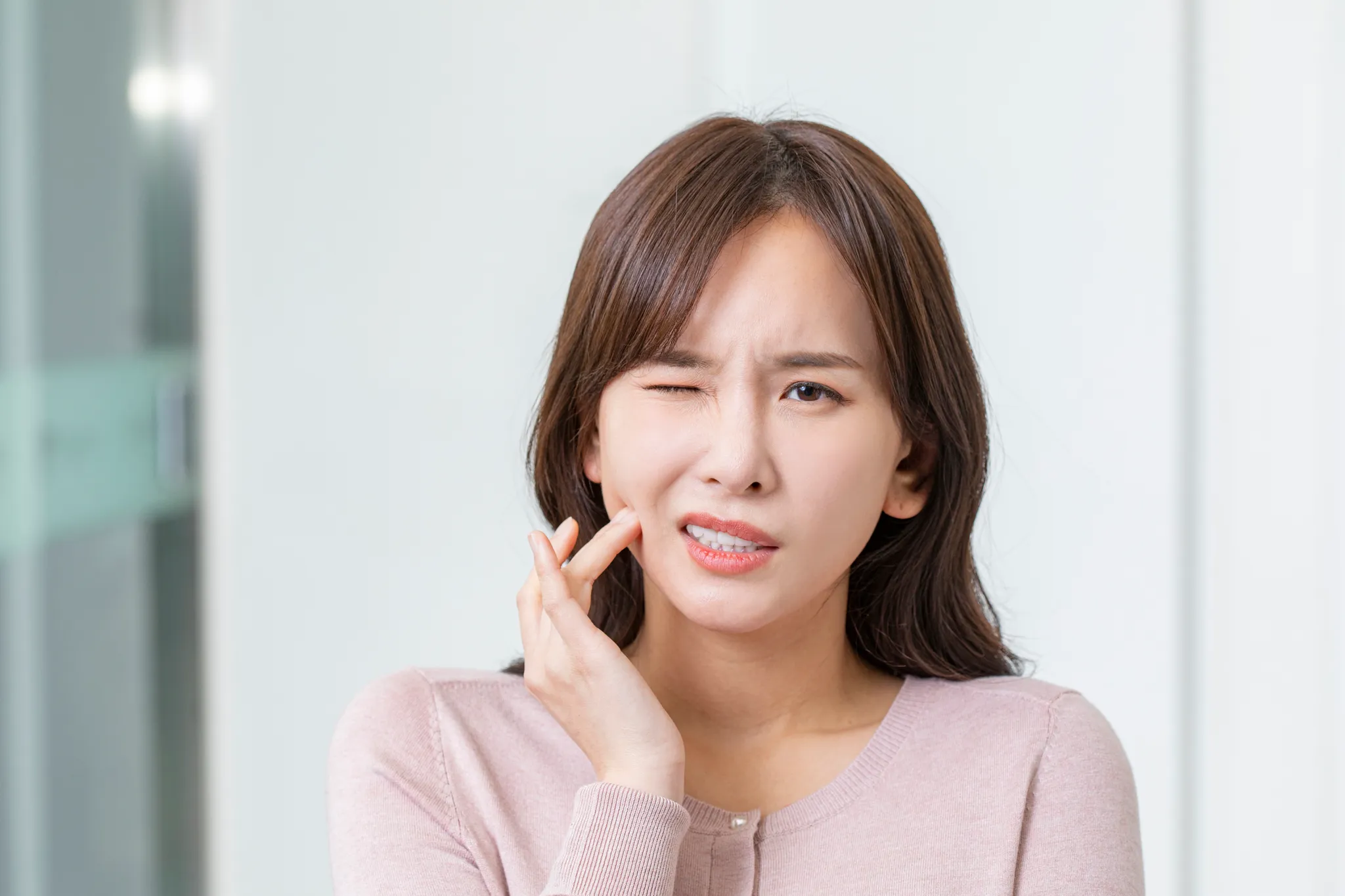 가볍게 넘기기 쉬운 치아 시린 증상, 왜 신호일까요?