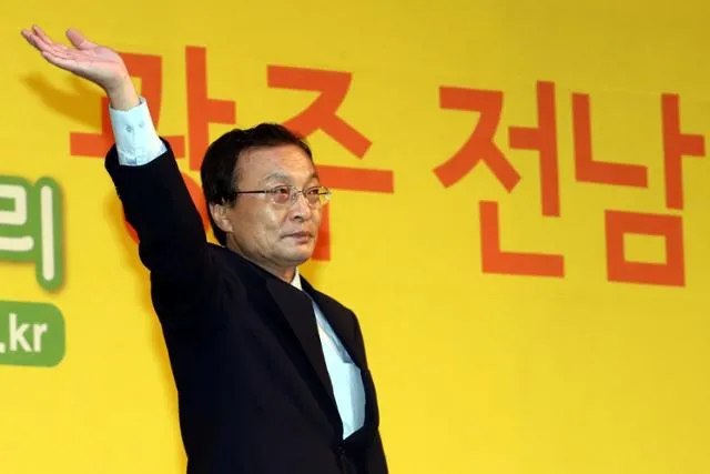 이해찬 전 국무총리가 2012년 9월 6일 전남 광주 염주체육관에서 열린 제18대 대통령선거후보자 선출을 위한 광주,전남 합동연설회에 참석해 당원들에게 손을 들어 인사하고 있다. 뉴스1 자료사진