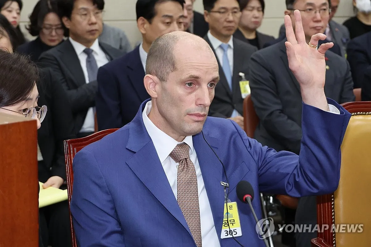 국회 청문회에서 발언 기회 요청하는 로저스 쿠팡 대표