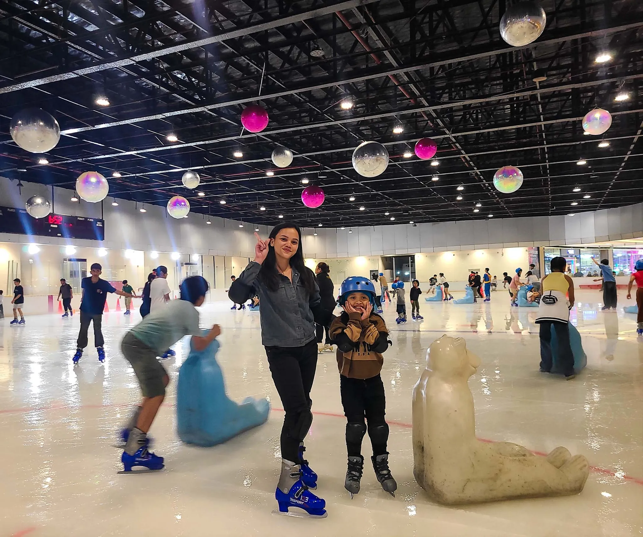 스케이팅장 첫 방문인 여자친구와 조카