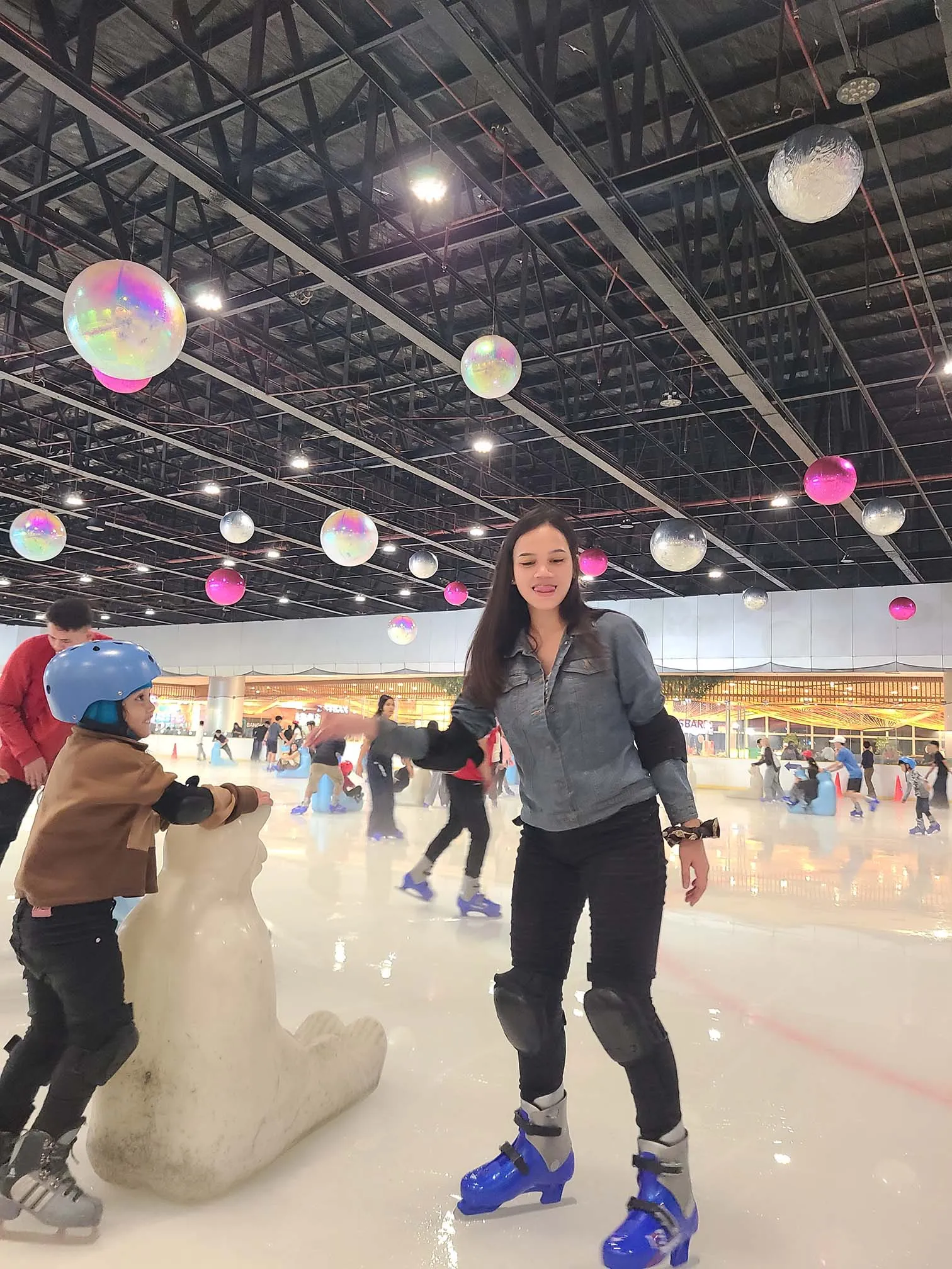 SM 씨사이드몰 천천히 스케이팅을 즐기는 여자친구