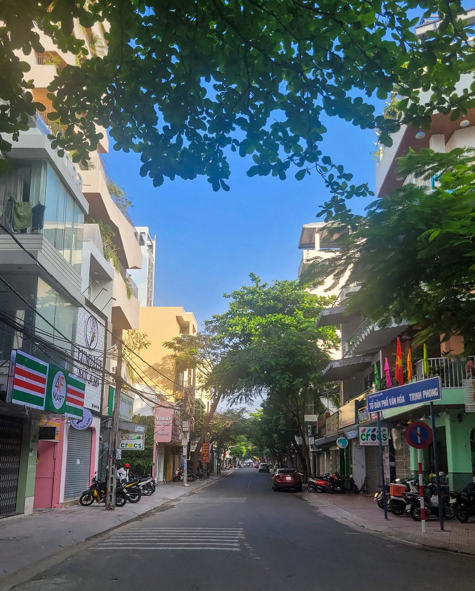 vietnam-local-shop-closed-holiday-april