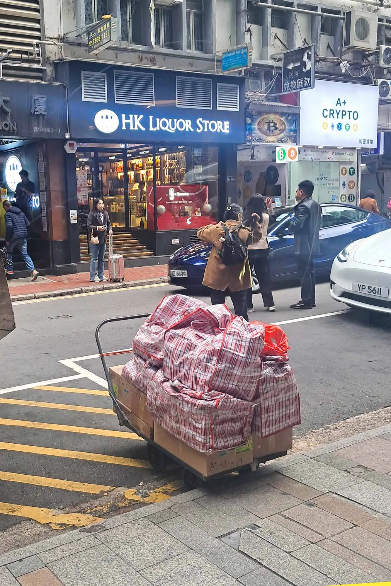 3월의 홍콩이지만 사람들이 아직 두껍게 옷을 입고 있는 모습