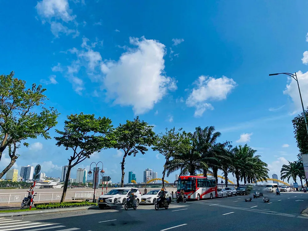 화창한 하늘을 보여주는 우기때의 다낭