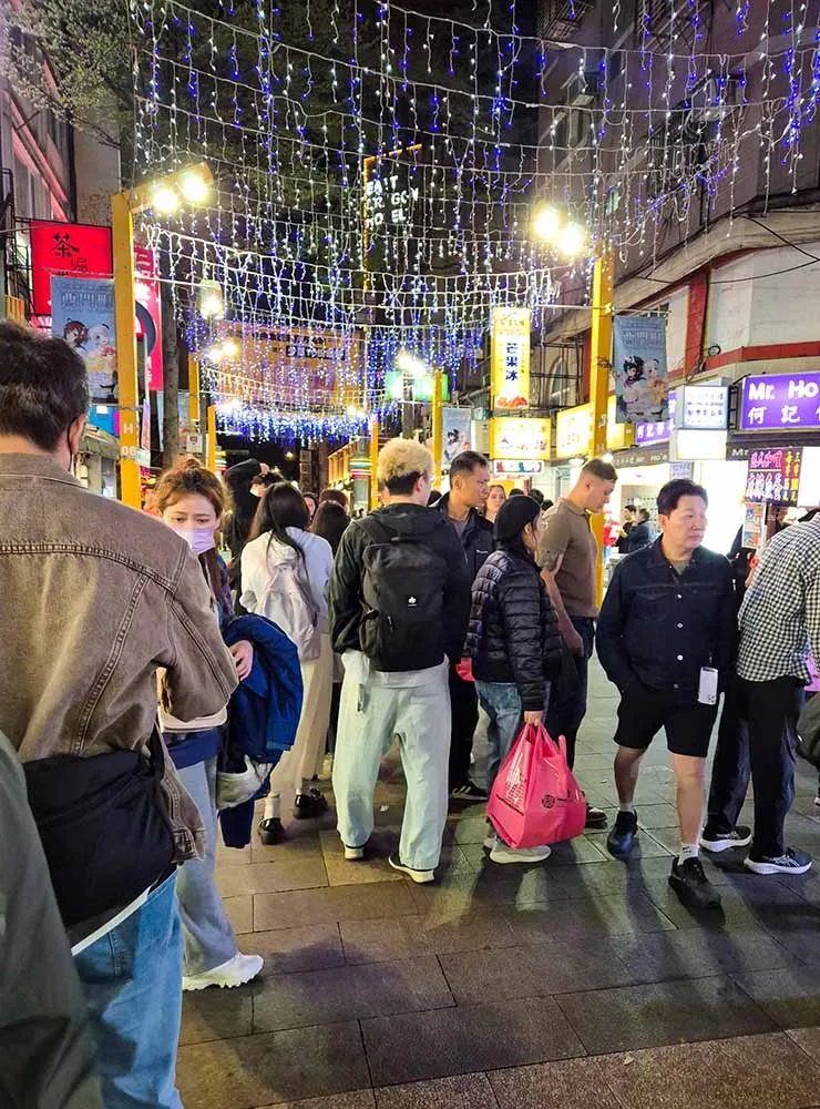 일교차가 심한 4월의 대만 패딩입은 사람 반바지 입은 사람이 다양하게 보인다