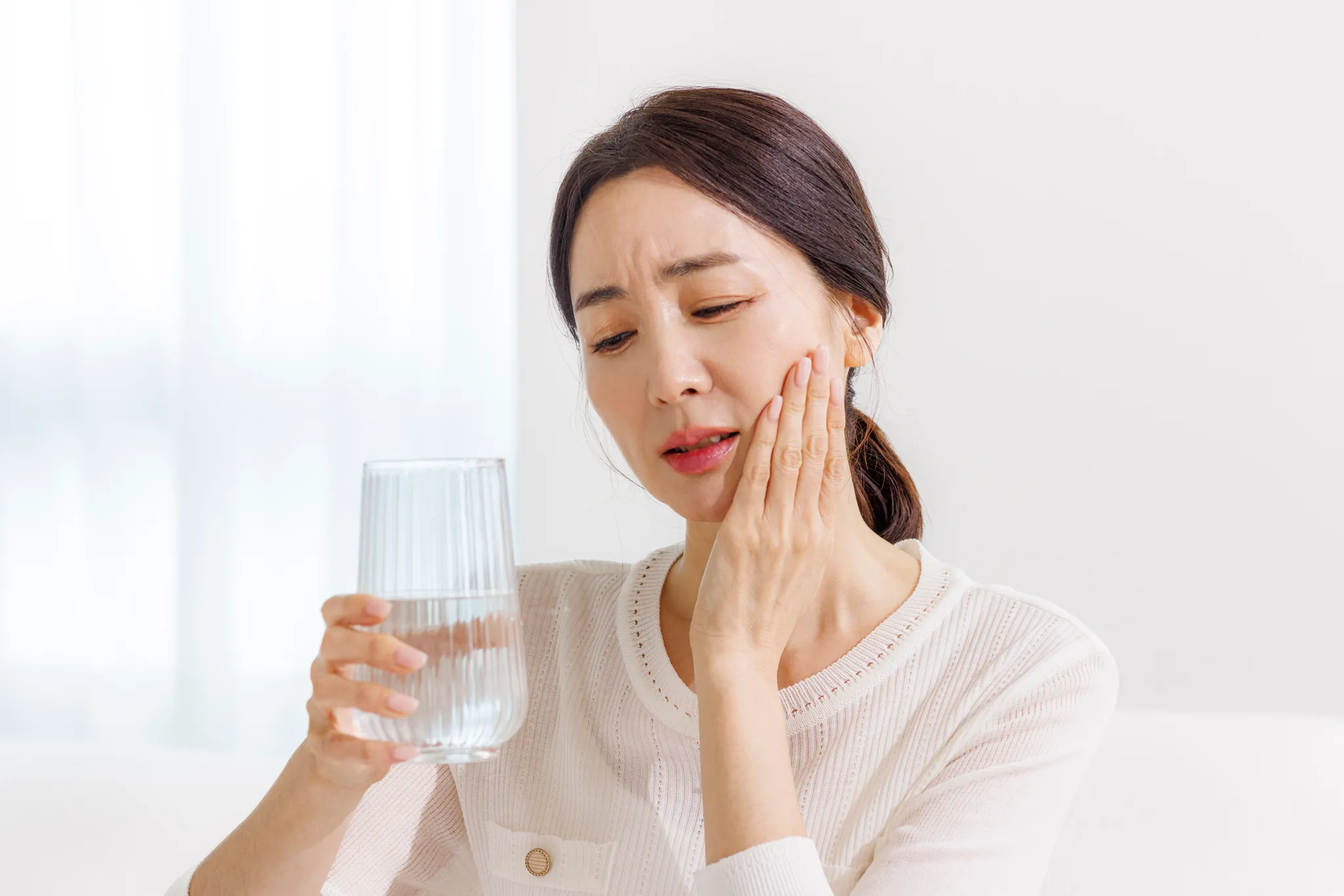 김포치과에서 알려주는 치아 시림 원인과 해결 방법