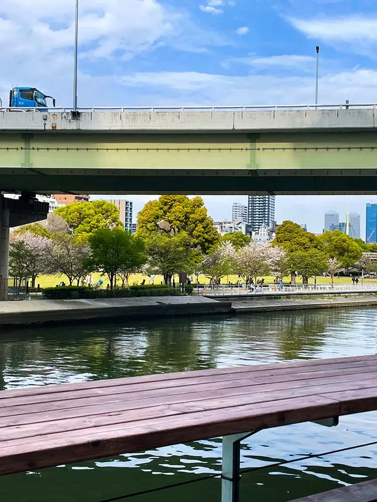 일본 오사카의 나카노시마 공원 강변 카페