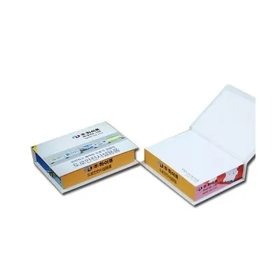 큐브형 점착메모 세트의 펜꽂이함 인쇄 전개도와 실제 제작 완료 사진 비교. 좌측은 울산광역시발달장애인지원센터의 로고와 주요 사업 내용이 담긴 칼선 시안이며, 우측은 오렌지색 내함에 오색 인덱스 탭이 구성된 실물 제작 컷.