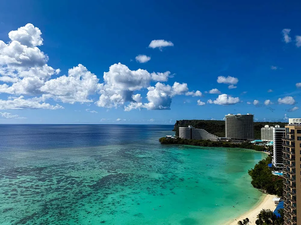 태풍 전의 괌 투몬 해변의 고요한 풍경