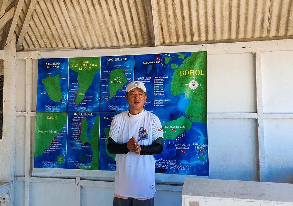 다이빙 브리핑해주고 있는 릴로안 지오션 다이브 대표님