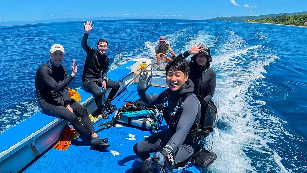 릴로안 지오션 다이브 스피드 보트 위에 신이나 있는 다이버들