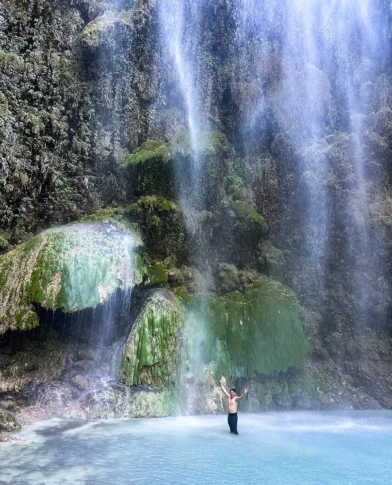 투말록 폭포 안쪽까지 가는 장신!