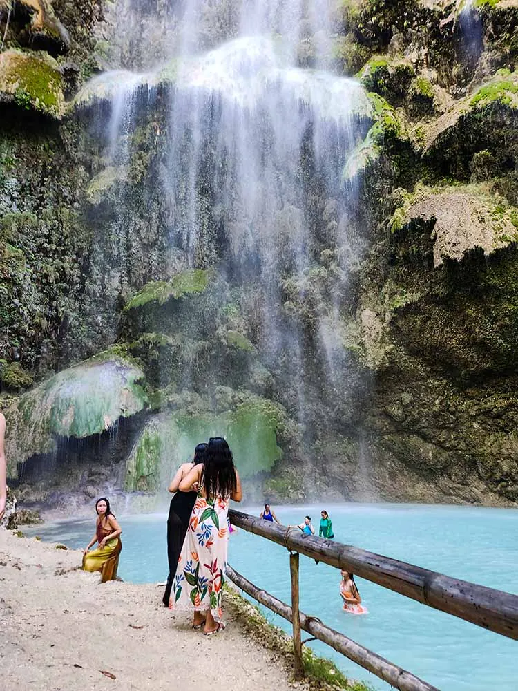 세부 여행 명소 투말록 폭포와 관광객들