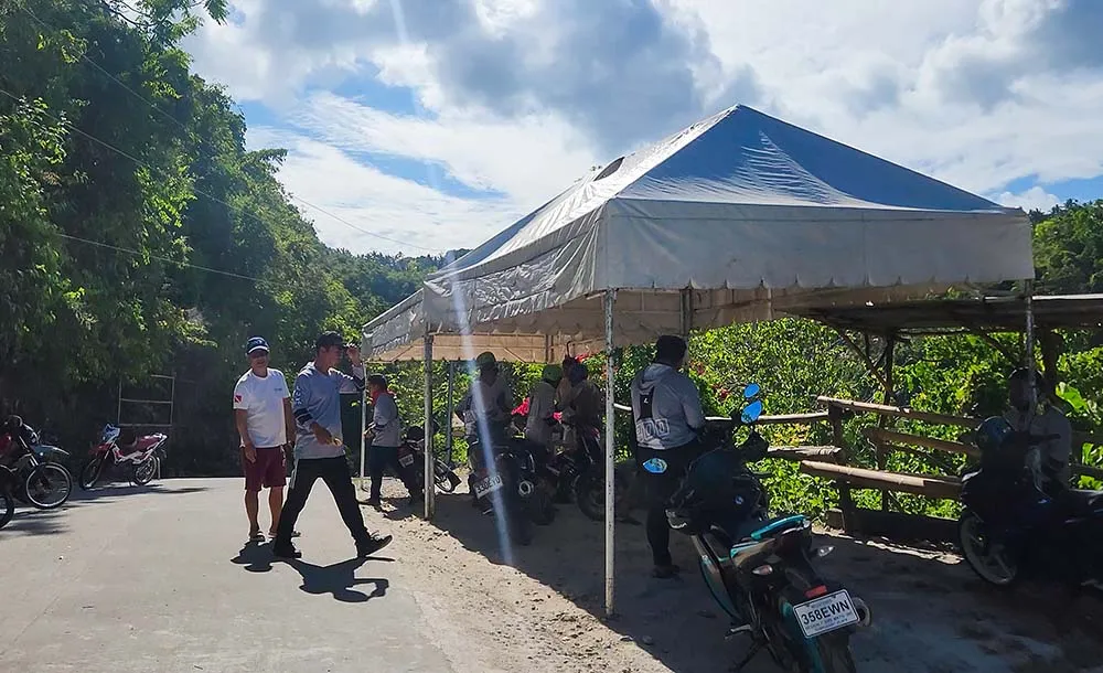 투말록 폭포 입구 초입에 대기 중인 오토바이 1인당 왕복 50페소