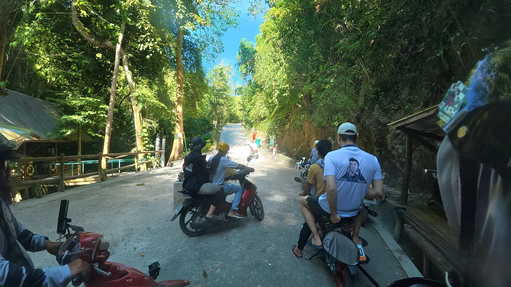 투말록 폭포 구경 후 오토바이를 타고 초입으로 올라가는 모습