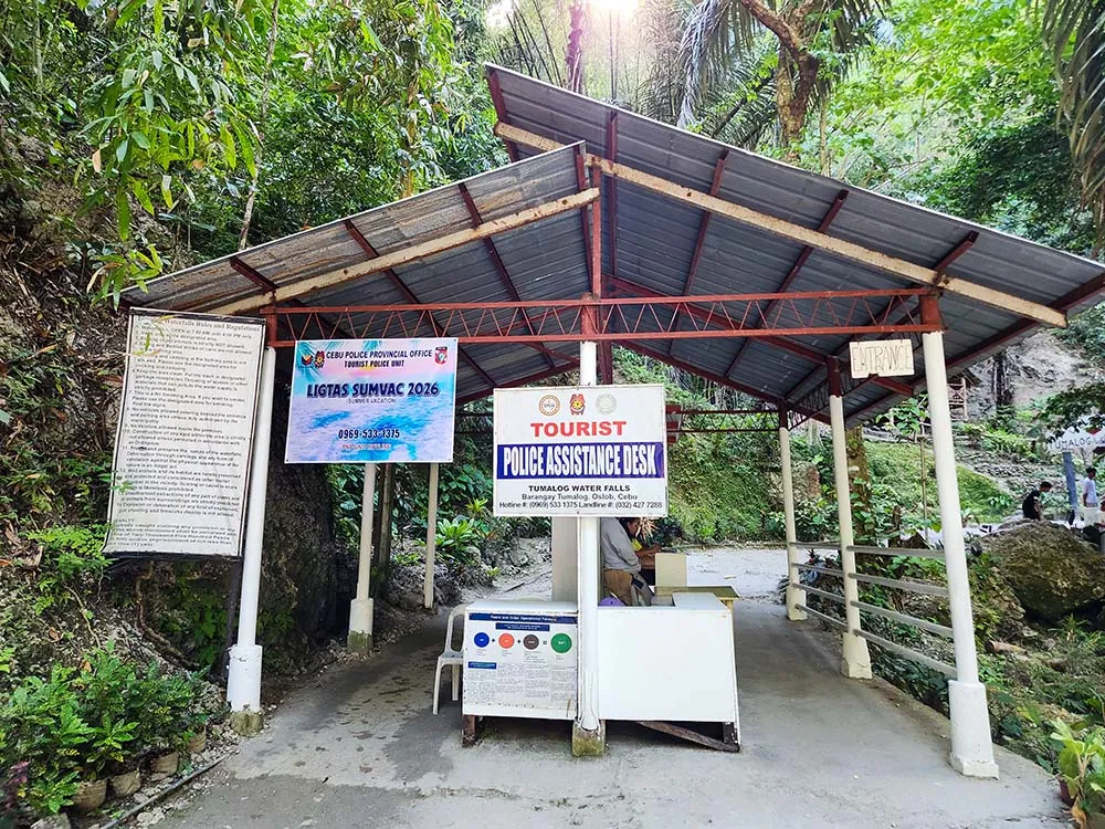 투말록 폭포 입구