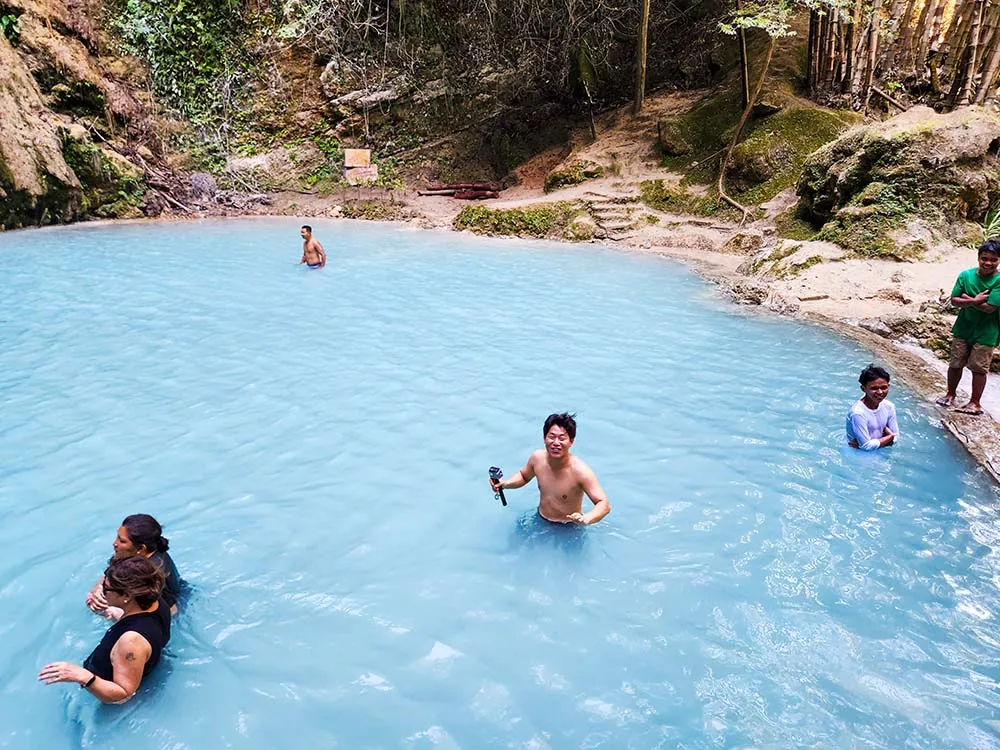 우유빛 물색을 띄는 투말록 폭포