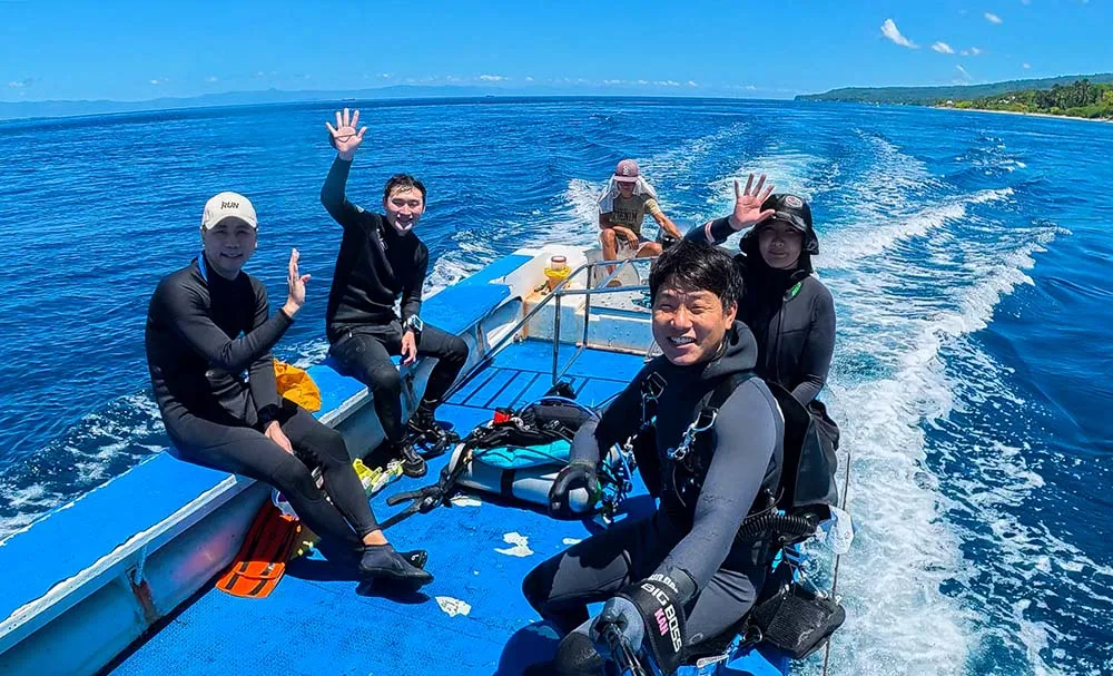 스피드보트로 이동하는 다이빙 사이트