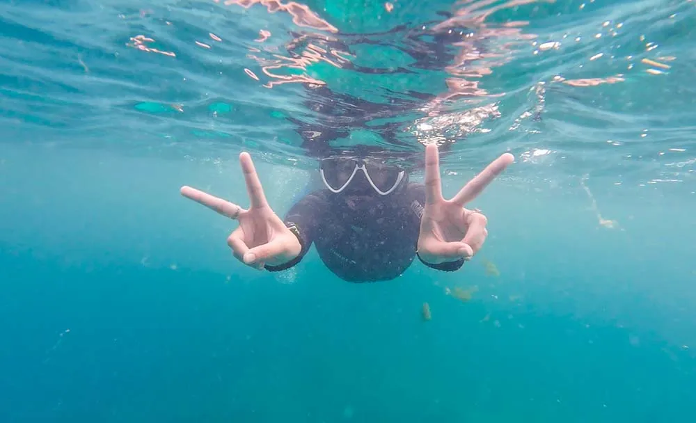 스노클링을 즐기는 여자친구