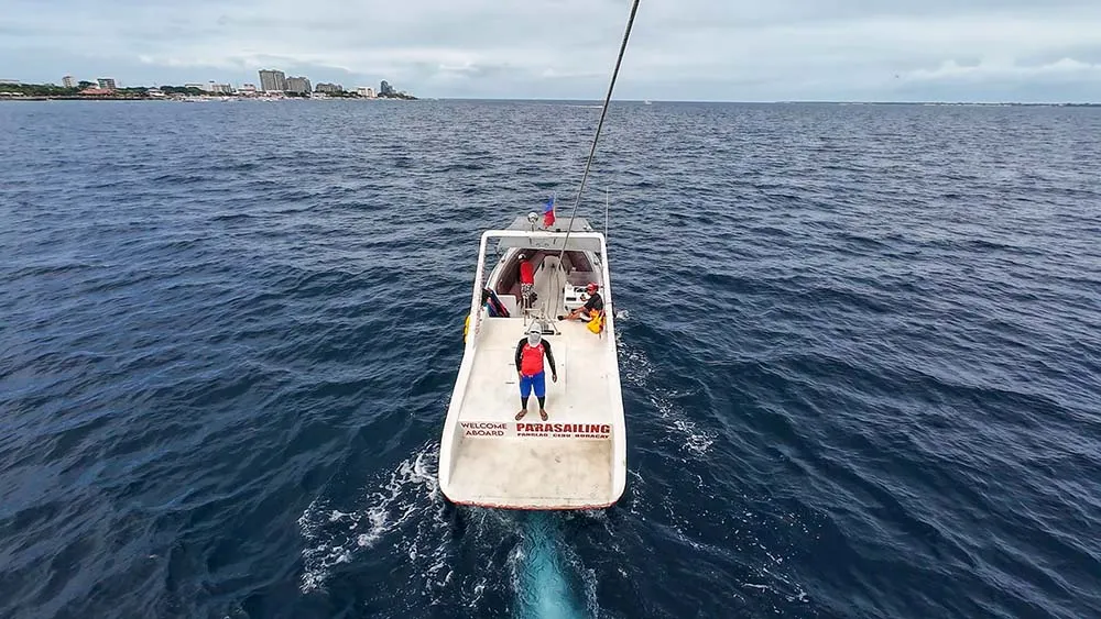 파라세일링 종료 후 보트로 내려오는 모습