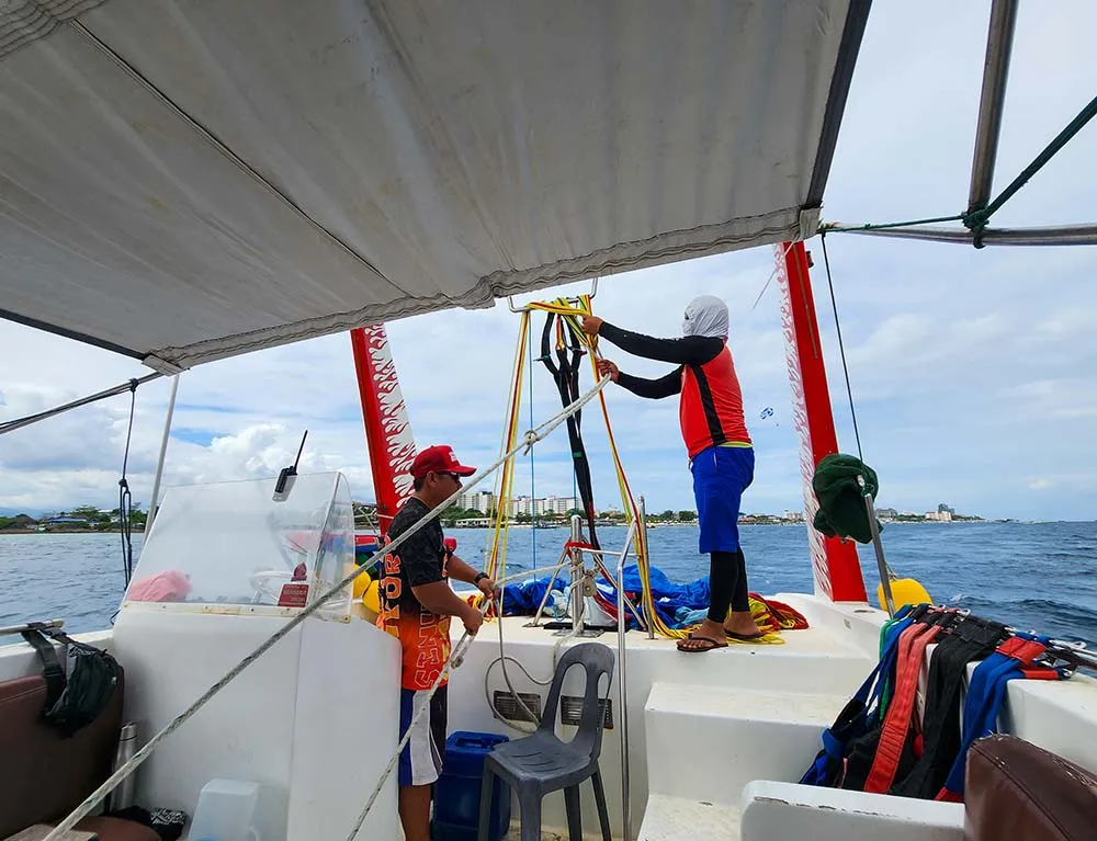 파라세일링을 준비하는 스텝들 모습
