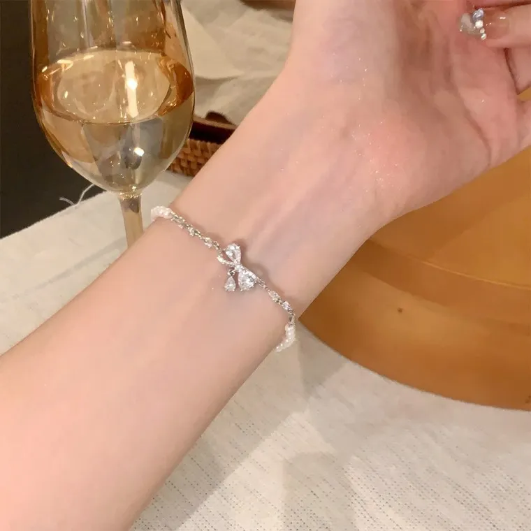 데일리 스타일 완성하는레이어드 팔찌 활용가이드