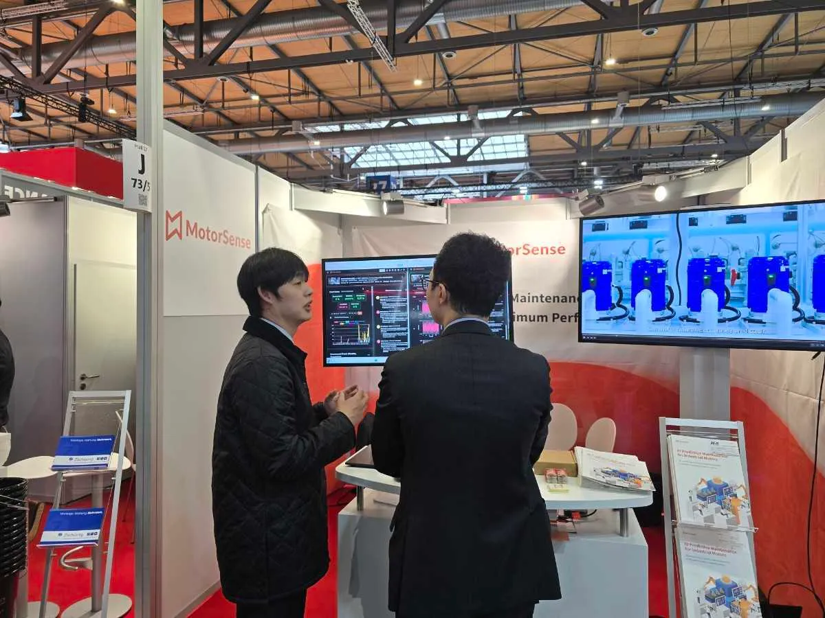 하노버 메세 (Hannover Messe 2026) 모터센스 부스에서 고객에게 솔루션을 설명 중인 모습.