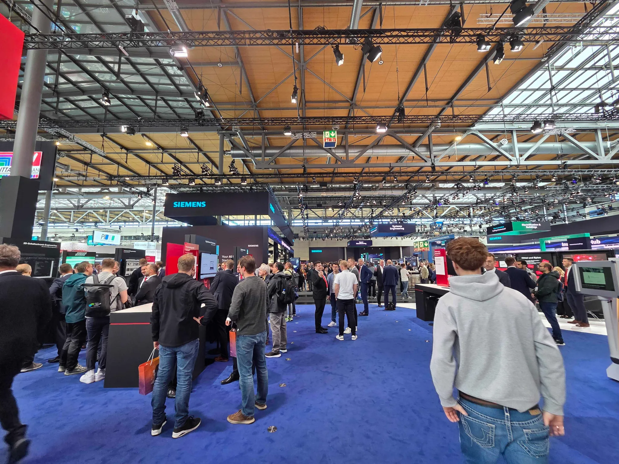 하노버 메세(Hannover Messe 2026)의 행사 전경, 사람들이 북적이고 있다. 