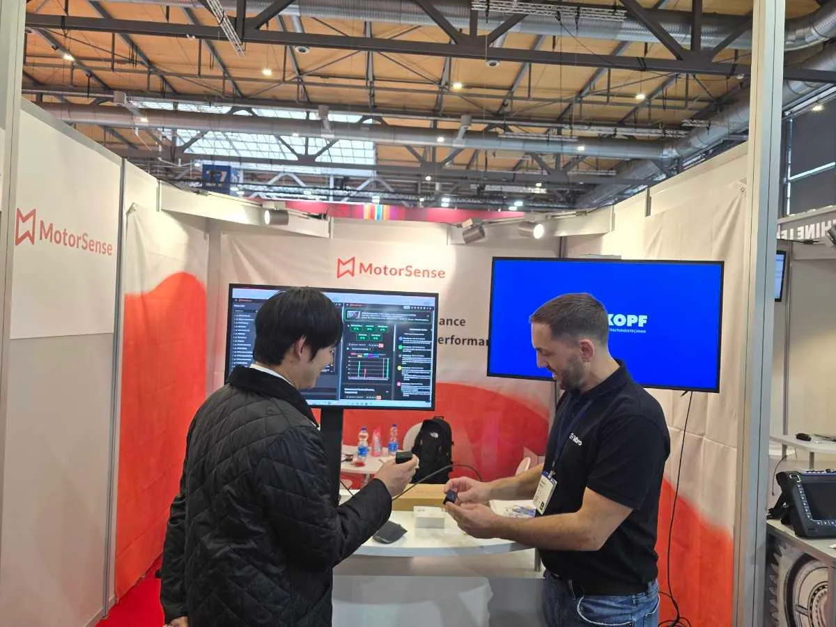 하노버 메세 (Hannover Messe 2026) 모터센스 부스에서 고객에게 솔루션을 설명 중인 모습.