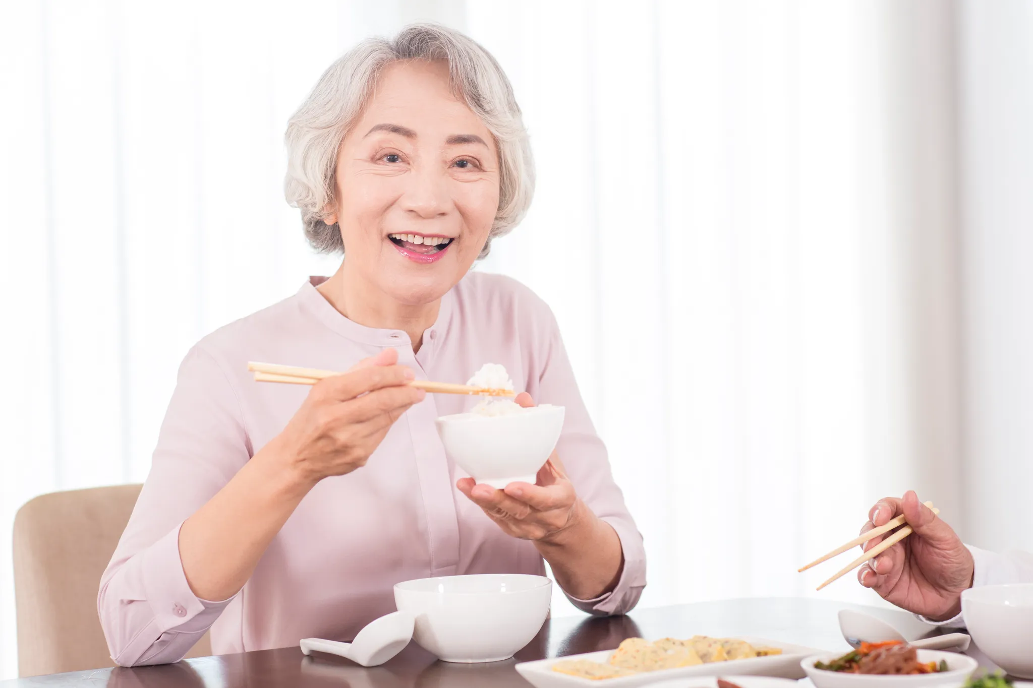 김포치과에서 알려주는 임플란트 후 음식 섭취, 언제부터 무엇을 먹을 수 있을까?