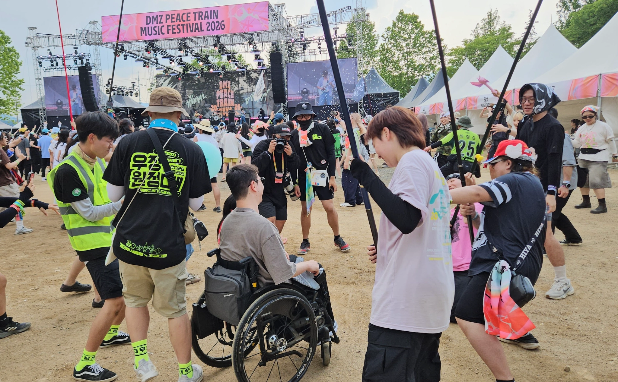 낮의 축제 현장 사진. 서클핏에 휠체어 이용 우정원정대원이 중심에 있고 관객들이 그 주변으로 모여있다.