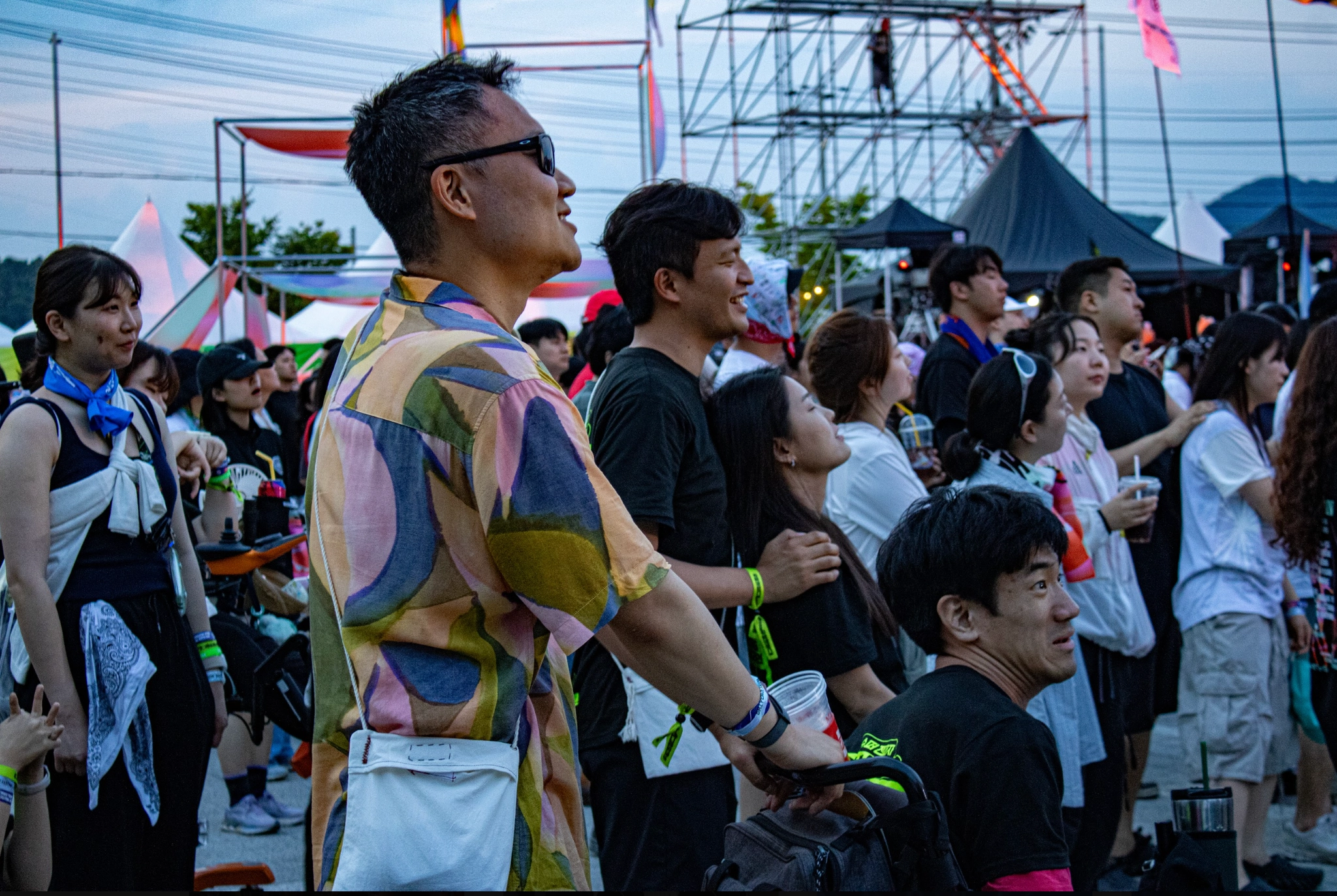 저녁의 축제 현장 사진. 우정원정대원을 포함한 많은 관객들이 공연을 관람하고 있다.