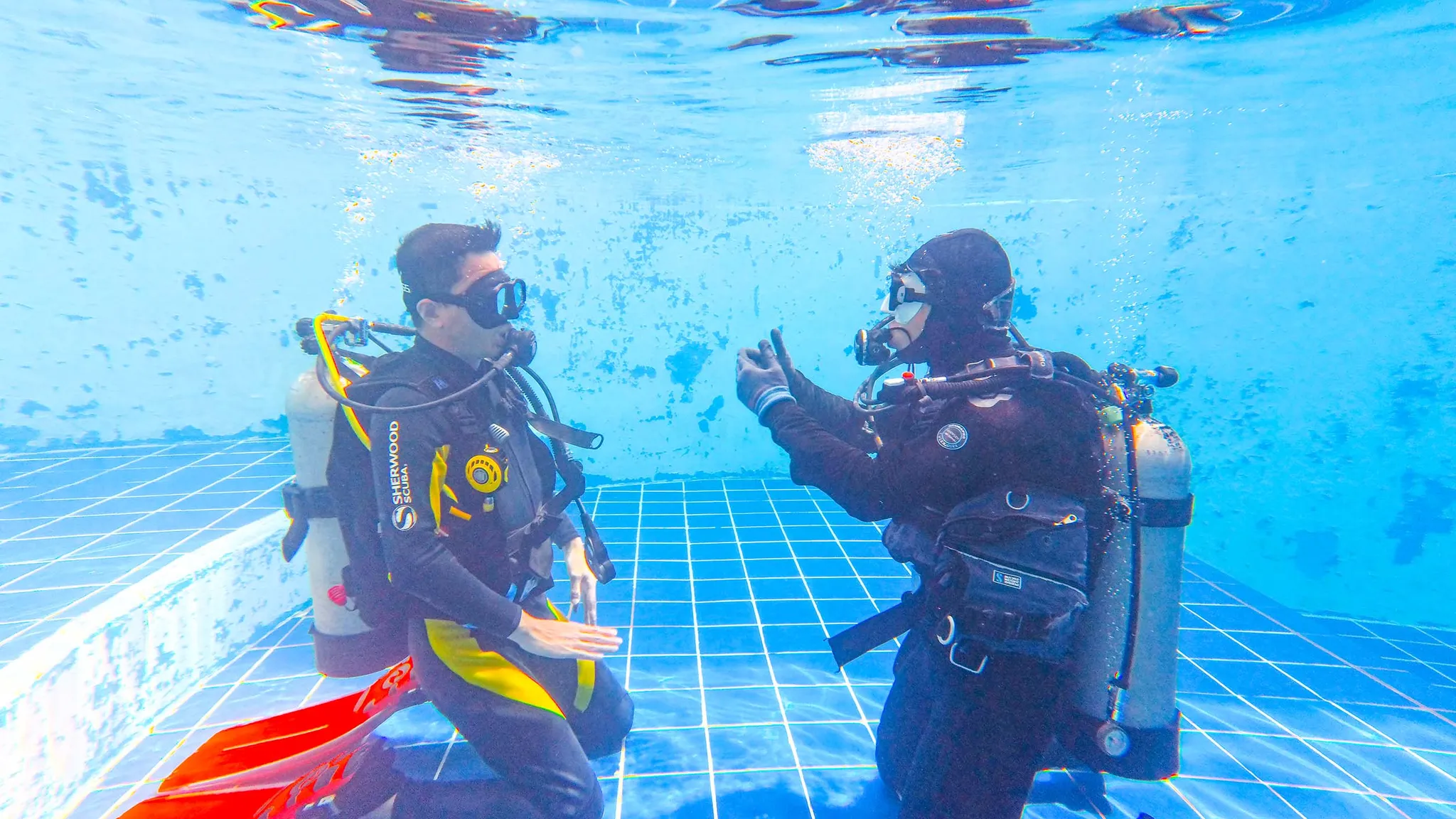 Scuba diving training in Cebu – 빅보스 다이브 오피스 매니저 수영장 교육 모습