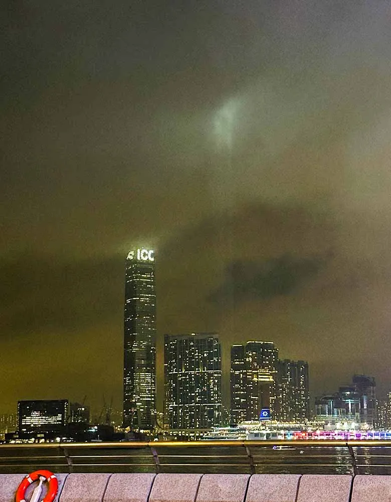 밤에 여행하기 더 좋은 빛나는 4월의 홍콩