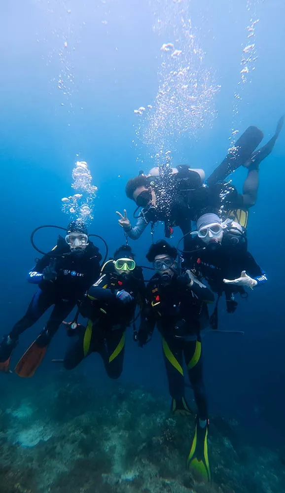 필리핀 세부 막탄에서 스쿠버 다이빙을 즐기는 다이버