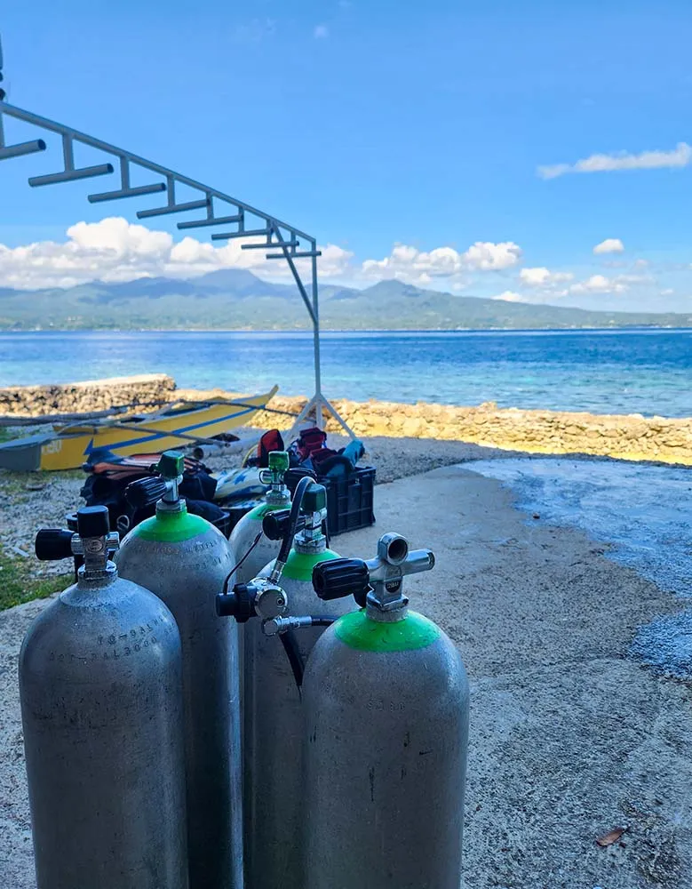 릴로안 지오션 해변에서 이루어지는 보트 탑승