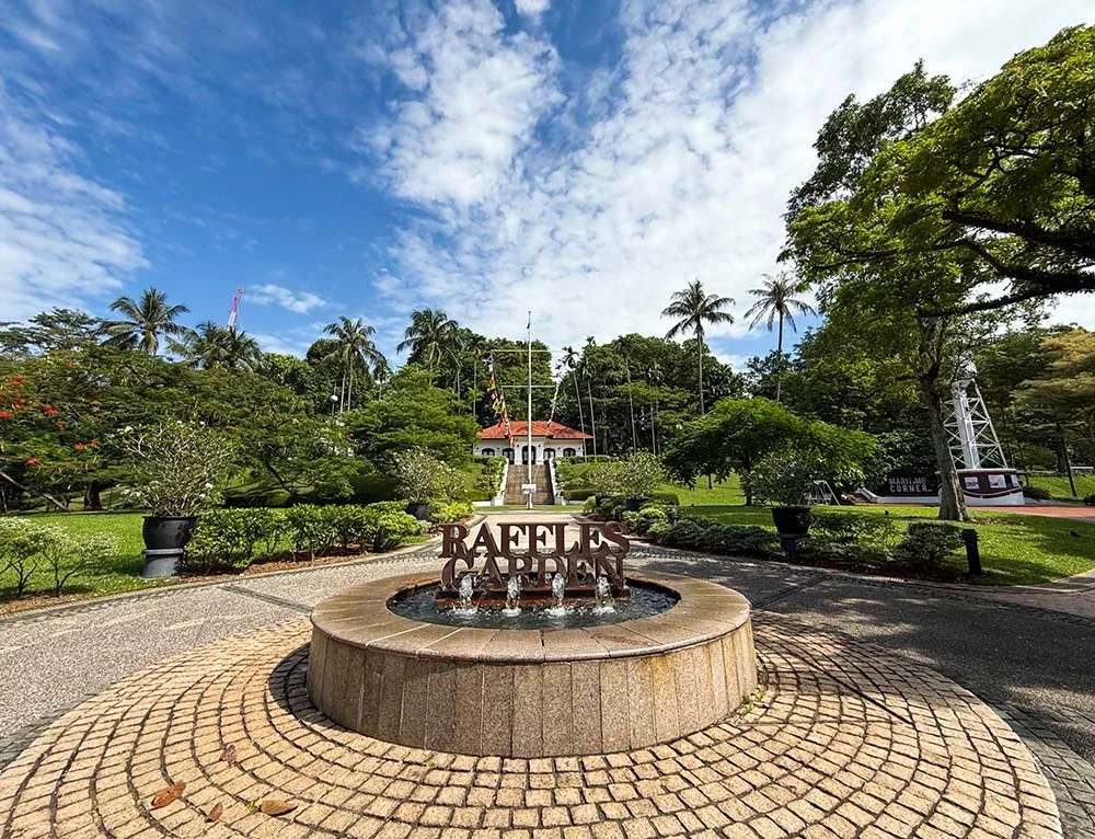 싱가포르의 역사적인 포트 캐닝 공원(Fort Canning Park) 내에 위치한 래플스 가든(Raffles Garden)의 전경