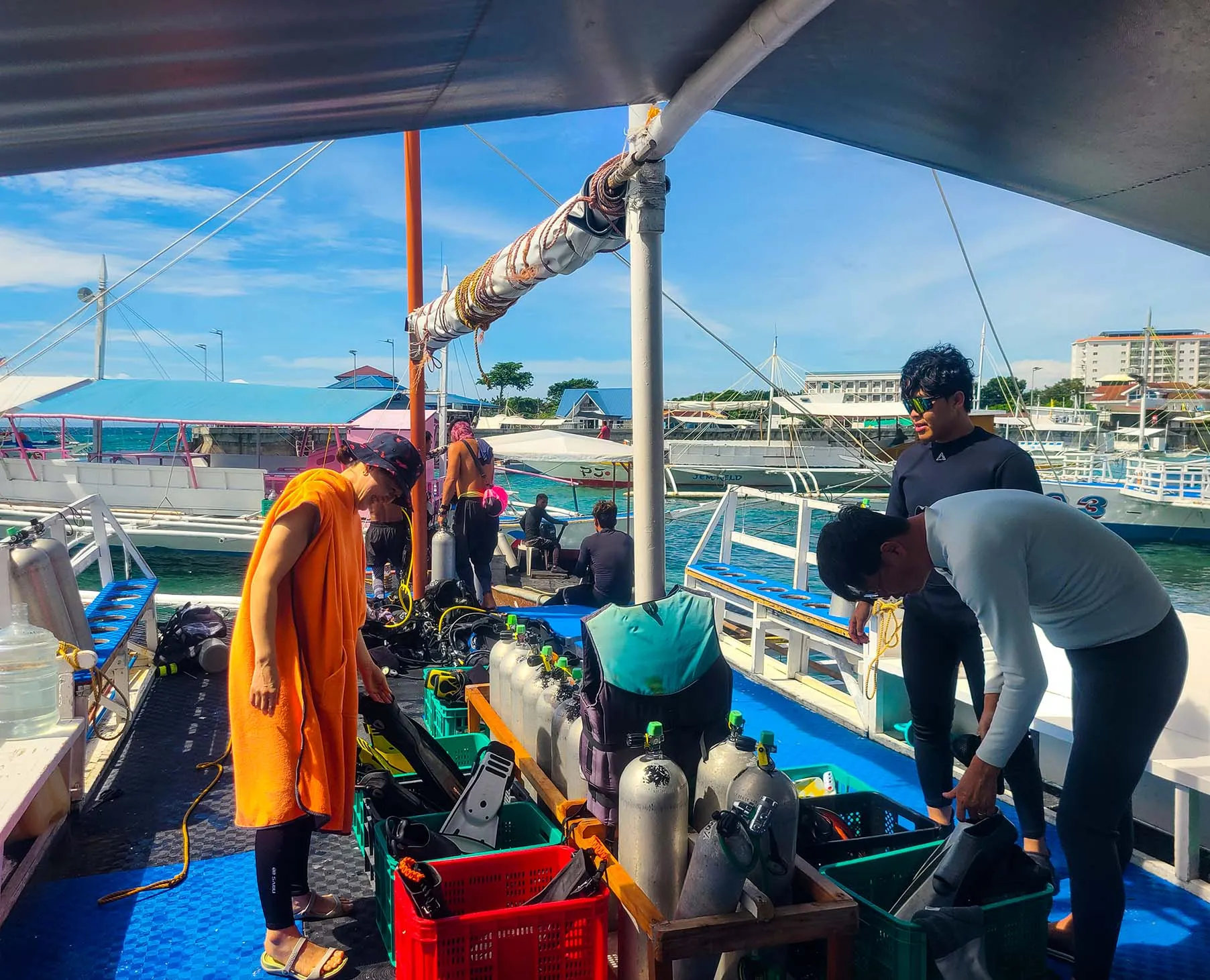 cebu Dive Preparation 다이빙 준비하는 다이버들
