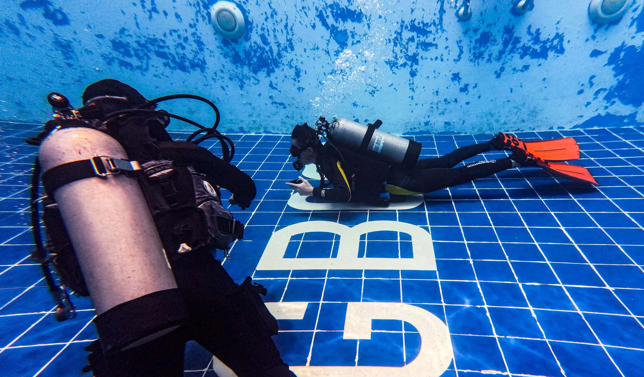Scuba diving training in Cebu – 빅보스 다이브 오피스 매니저 수영장 교육 모습