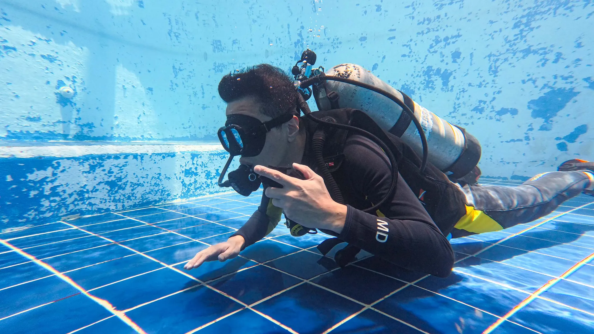 Neutral buoyancy practice in Cebu pool – 세부 수영장에서 중성 부력 연습하는 모습