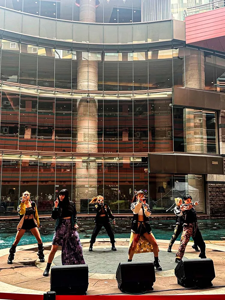 일본 후쿠오카의 캐널 시티 하카타 쇼핑 및 엔터테인먼트 복합 시설에서 열린 라이브 음악 공연의 모습