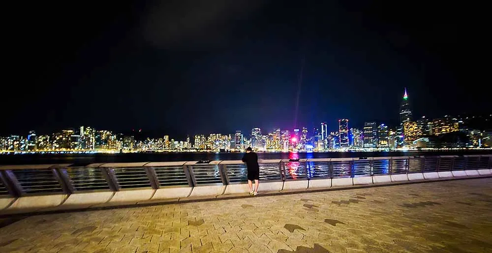 화려한 밤을 보여주는 4월의 홍콩