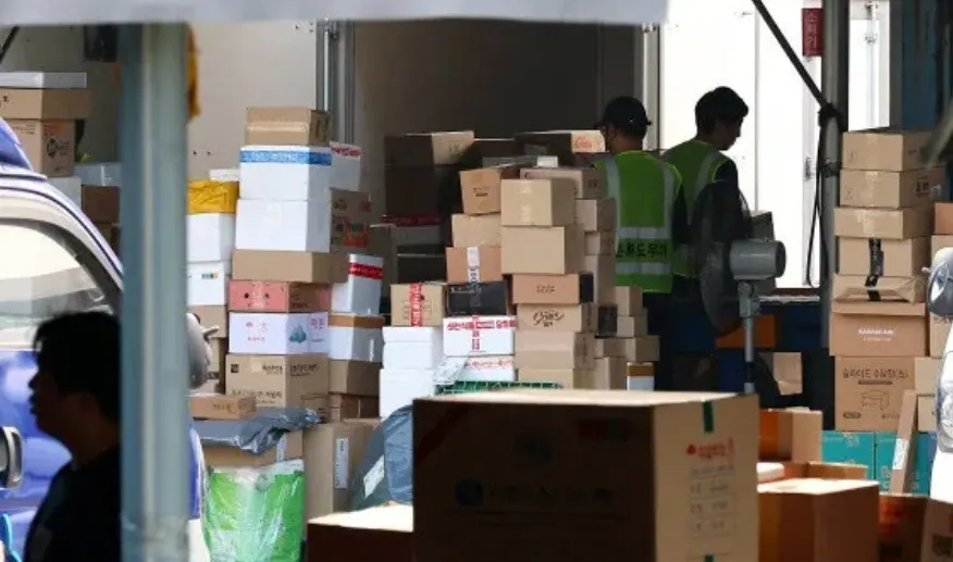 택배 물류센터에서 노동자들이 분류작업을 하고 있다. 연합뉴스