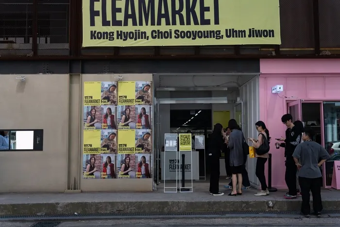 지난해 4월 13일 서울 성동구 성수동에서 열린 '번개 플리마켓 WITH 공효진, 엄지원, 최수영'에서 방문객이 줄을 서고 있다. 번개장터는 이날 행사에서 세 배우의 세컨핸드 상품 약 1000개를 마련했다. 〈자료 번개장터〉