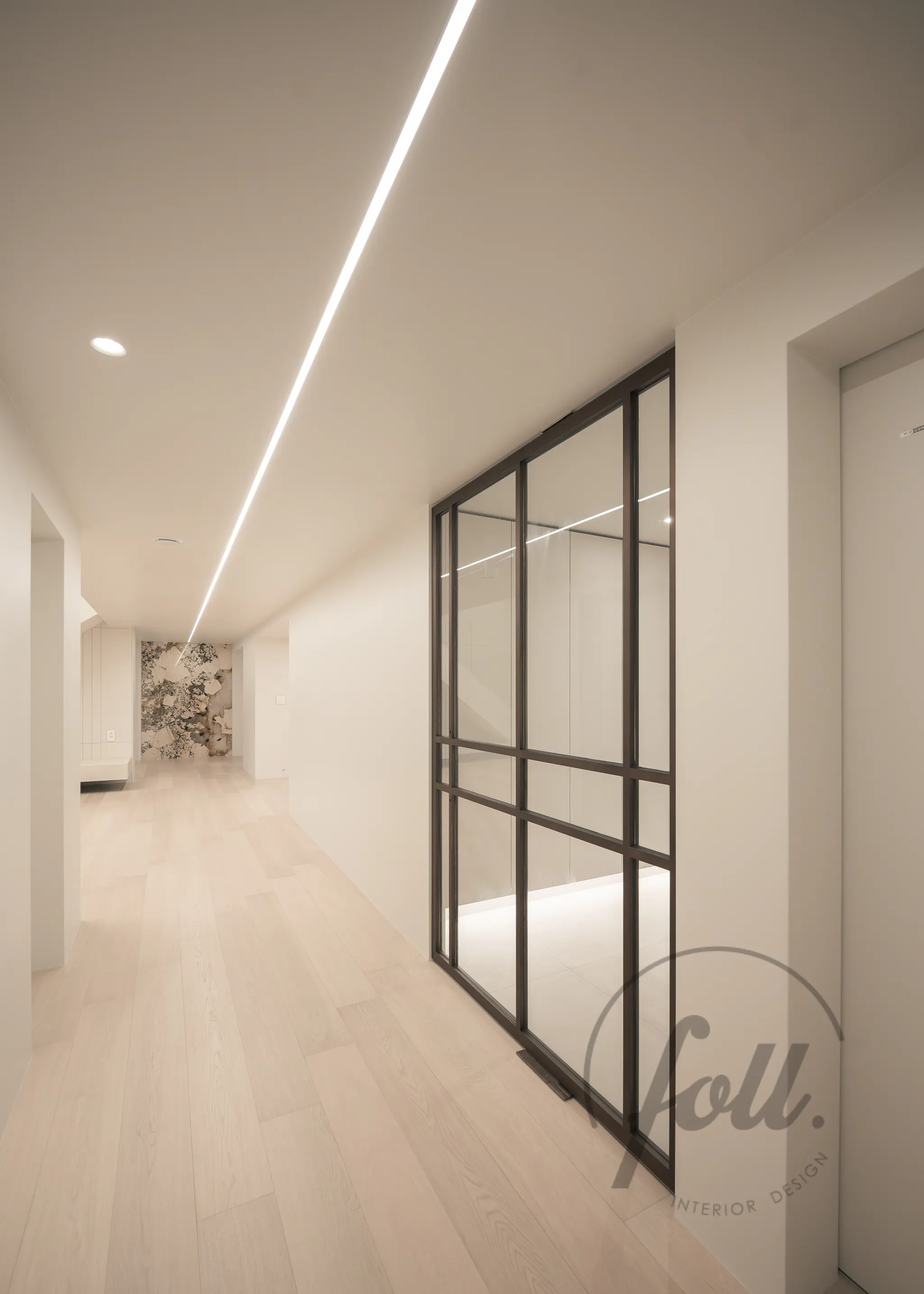 여수 문수코아루 아파트 60평형대의 긴 복도