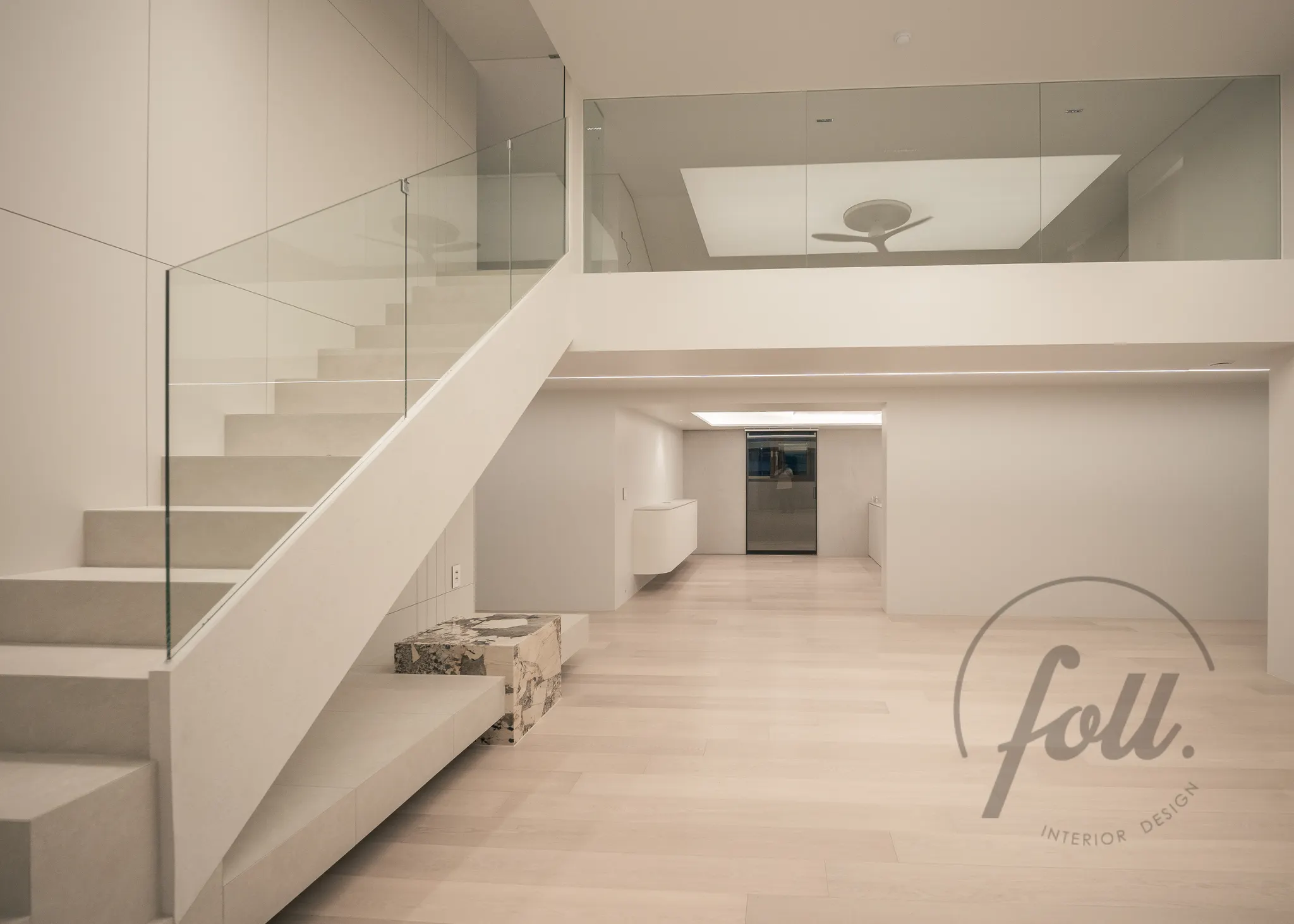 거실에서 보는 복층뷰, 통유리를 통해 개방감을 더함